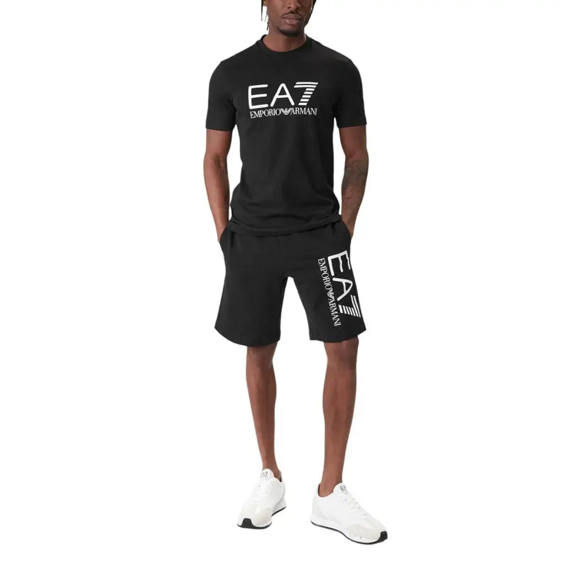 Schwarze EA7 Emporio Armani Herrenjacke t-shirt und dazu passende Shorts mit weißem Logo aus kurzärmeligem Baumwollstoff