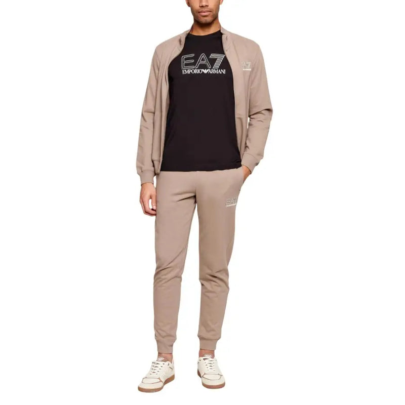 Beigefarbener Emporio Armani Herren-Trainingsanzug EA7 mit passender Jacke und Jogginghose mit Logo auf Brust und Oberschenkel