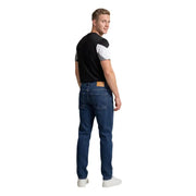 Dunkelblaue Jeans aus Denim mit klassischem Fünf-Taschen-Design und hellbraunen Ledergürtelschlaufen, kombiniert mit Ea7 Männer t-shirt