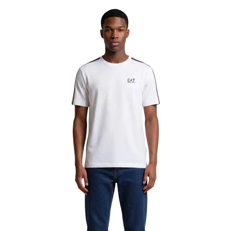 Weiß Ea7 Emporio Armani Herren t-shirt mit schwarzen Ärmelstreifen und kleinem Brustlogo in einem Kurzarmdesign