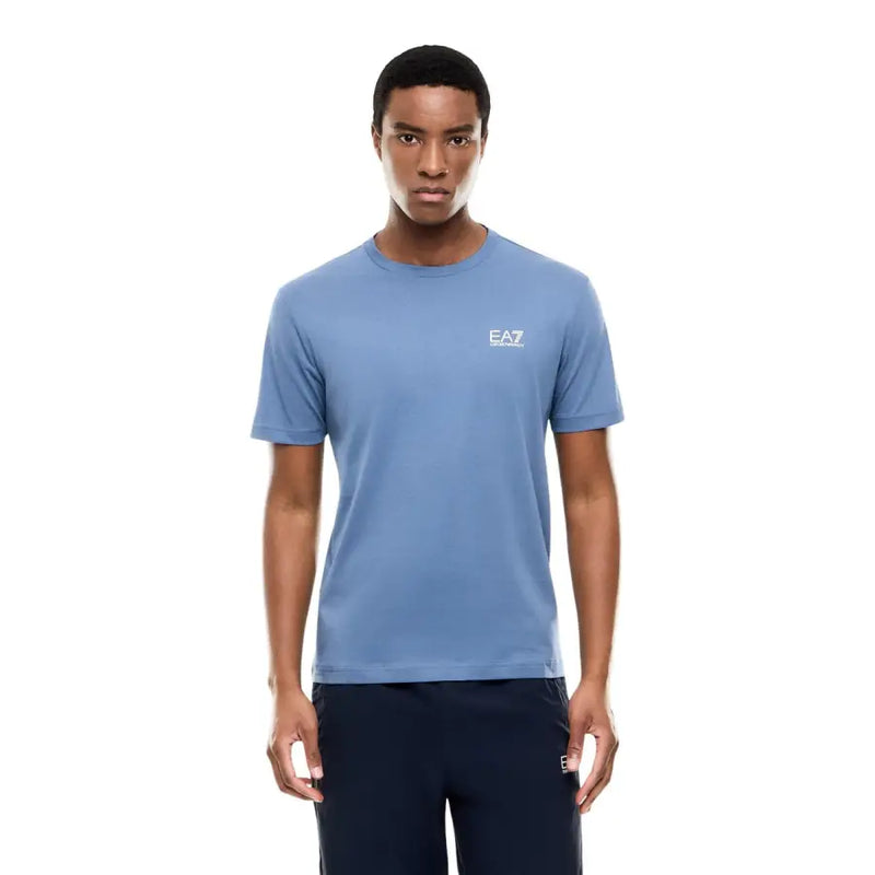 Hellblaues EA7 Herren-T-Shirt aus Baumwolle mit kurzen Ärmeln und dezentem weißen Logo auf der Brust.