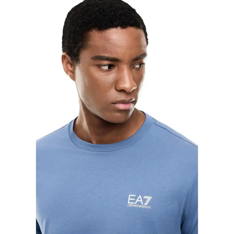 Hellblaues EA7 Emporio Armani Kurzarm-T-Shirt aus Baumwolle mit Rundhalsausschnitt und weißem Logo auf der linken Brust für Herren