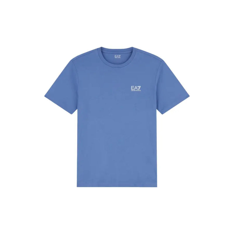 Ein hellblaues ea7 Herren-T-Shirt mit kurzen Ärmeln aus Baumwolle mit einem kleinen weißen Logo auf der linken Brust.