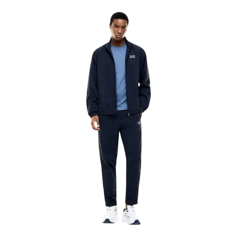 Marineblaue EA7-Trainingsjacke mit weißen Logo-Details, kombiniert mit einem hellblauen Kurzarm-Baumwoll-T-Shirt für Herren