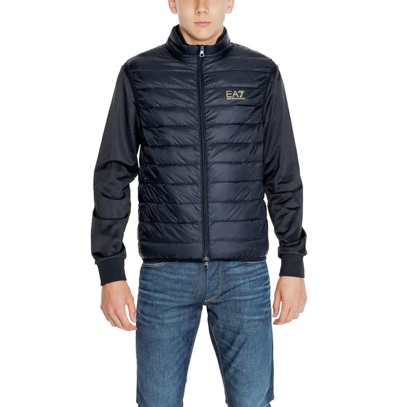Ea7 Schwarze Steppjacke für Herren mit gestepptem Design und goldenem Logo auf der Brust, Vorderansicht