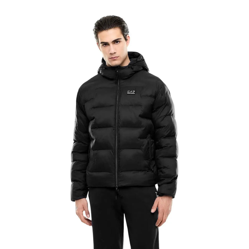 Ea7 Schwarze Steppjacke für Herren mit Kapuze und EA7-Logo auf der Brust, Vorderansicht