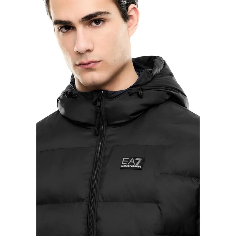 Ea7 Schwarze Steppjacke für Herren mit Kapuze, Reißverschluss und Logo-Patch auf der Brust, Vorderansicht