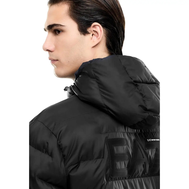 EA7 Steppjacke für Herren in Schwarz mit Steppmuster und großem EA7-Logoaufnäher, Rückansicht