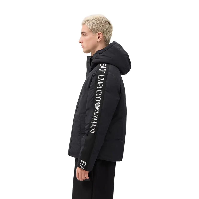 EA7 Steppjacke für Herren in Schwarz mit weißem, vertikalem Logo auf dem Ärmel, Vorderansicht