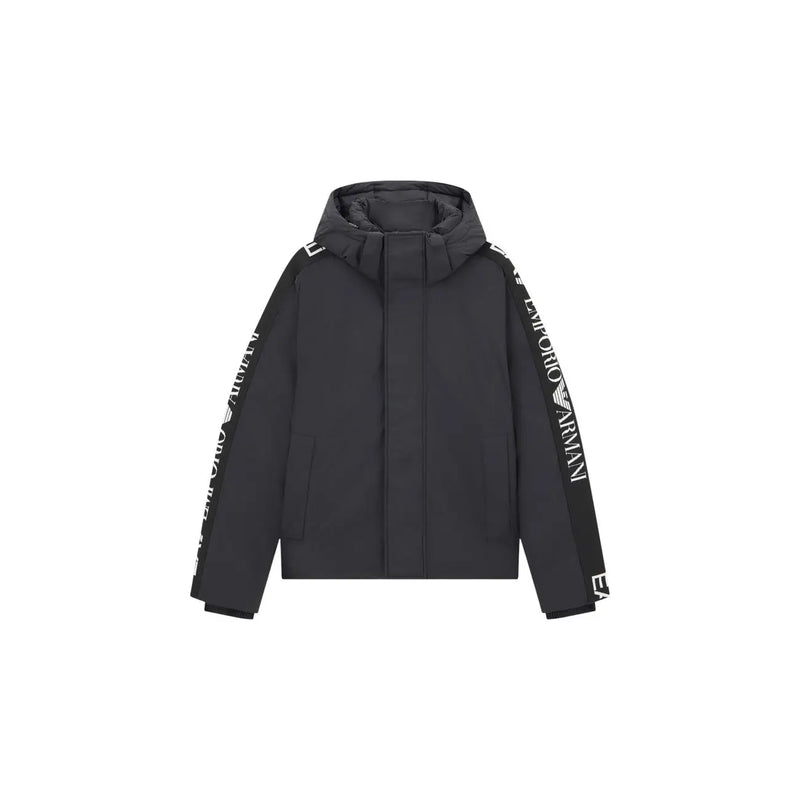 Emporio Armani EA7 Steppjacke für Herren in Schwarz mit weißen Logostreifen an den Ärmeln, Vorderansicht