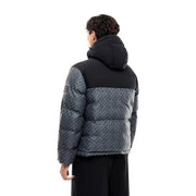 Ea7 Steppjacke für Herren in Schwarz und Grau mit sich wiederholendem ea7-Logomuster und einfarbig schwarzer Kapuze, Vorderansicht