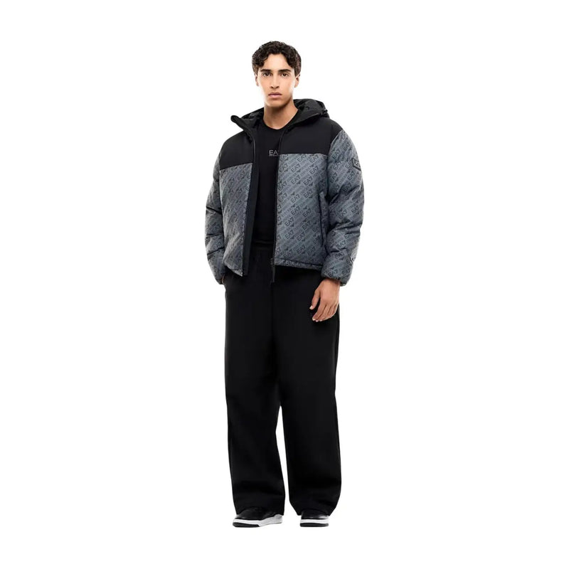 EA7 Steppjacke für Herren in Schwarz und Grau mit sich wiederholendem Logomuster, Vorderansicht