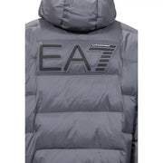 Ea7 Graue Steppjacke für Herren mit auffälligem EA7-Logoaufnäher auf der Rückseite, Rückansicht