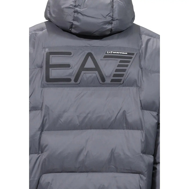 Ea7 Graue Steppjacke für Herren mit auffälligem EA7-Logoaufnäher auf der Rückseite, Rückansicht