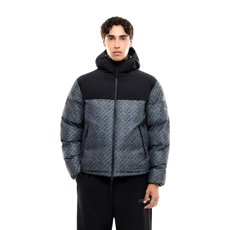 EA7 Steppjacke für Herren in Schwarz und Grau mit sich wiederholendem EA7-Logo-Muster, Vorderansicht