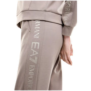 Beigefarbene EA7 Emporio Armani Jogginghose mit vertikalem silbernen Logo-Aufdruck aus Polyester-Mischgewebe