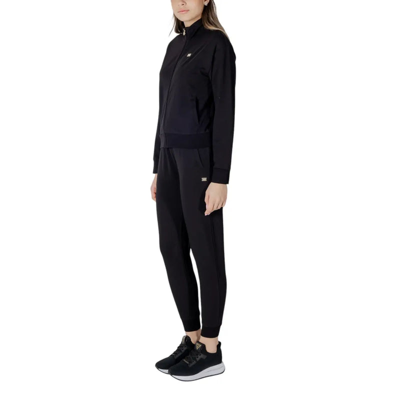 Ea7 Schwarzer Damen-Baumwoll-Overall mit Reißverschluss in Mandarin-Länge, bestehend aus einer glatten, verschließbaren Jacke und einer schmal zulaufenden Jogginghose mit dezentem Markenlogo.