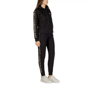 Ea7 Schwarzer Damen-Overall mit Kapuze aus Polyestergemisch mit weißem Logo an Ärmeln und Beinen, bestehend aus Kapuzenpullover und Jogginghose.