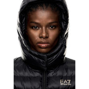 Schwarze Polyester-Steppjacke mit Kapuze und goldenem EA7-Logo auf der Brust für Damen, Winterbekleidung