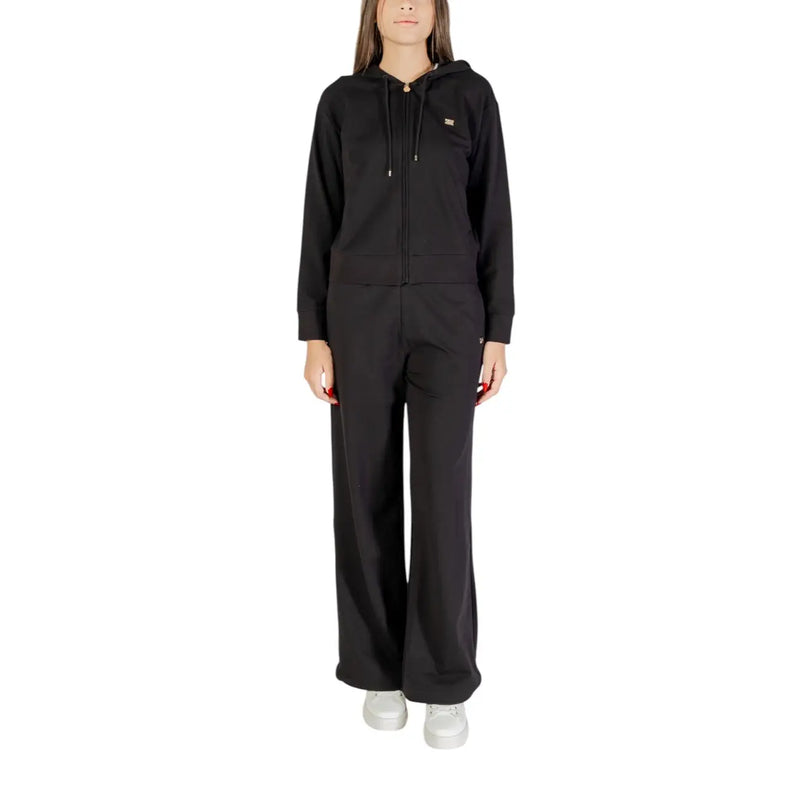 Ea7 Schwarzer Damen-Overall aus Baumwolle mit Kapuze und Reißverschluss, bestehend aus einer schwarzen Kapuze mit Reißverschluss und goldenem Logo sowie einer passenden Hose mit weitem Bein.