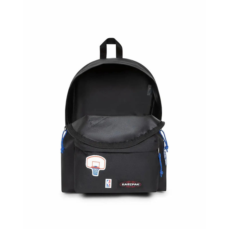Eastpak-Rucksack für Herren in Schwarz mit blauen Kordelzügen und Basketballkorb-Aufnäher, Vorderansicht