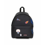 Eastpak-Rucksack für Herren in Schwarz mit bunten Basketball-Aufnähern und blauen Reißverschlussanhängern, Vorderansicht