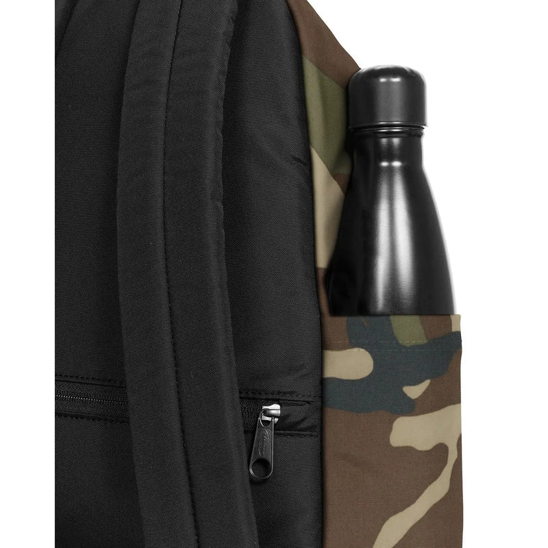 Eastpak Camouflage-Rucksack für Herren in Grün mit mehreren Fächern, Vorderansicht mit schwarzer, mattierter Wasserflasche