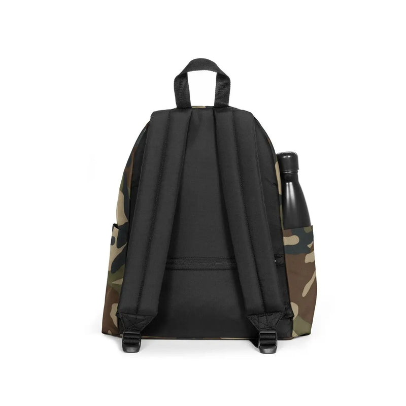 Eastpak Camouflage-Rucksack für Herren in Schwarz und Camouflage mit Wasserflasche in der Seitentasche, Vorderansicht