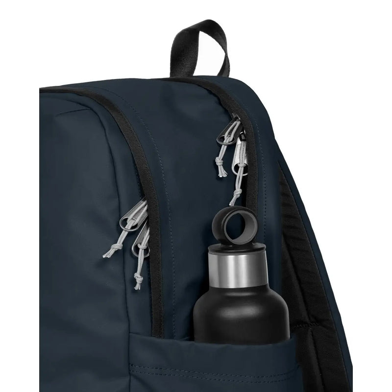 Eastpak Herren-Rucksack aus blauem Polyester mit Taschen, marineblauen Reißverschlüssen und schwarzen Zippern, abgebildet mit seitlicher Flaschentasche