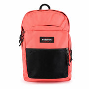 Ein korallenfarbener Eastpak Herrenrucksack mit schwarzen Netz-Einsätzen und Reißverschlusstaschen aus Polyester, 42 x 32 x 25,5 cm