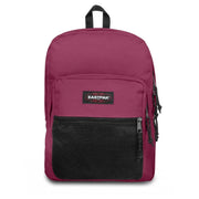 Ein bordeauxroter Eastpak-Polyesterrucksack mit schwarzer Netz-Vordertasche und schwarzen Reißverschlüssen im Format 42 x 32 x 25,5 cm.