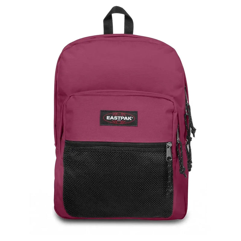 Ein bordeauxroter Eastpak-Polyesterrucksack mit schwarzer Netz-Vordertasche und schwarzen Reißverschlüssen im Format 42 x 32 x 25,5 cm.