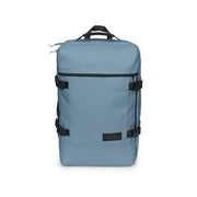 Eastpak Herrenrucksack aus lila Polyester mit Taschen und schwarzen Tragegurten, hier von der Rückseite in Hellblau dargestellt