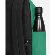 Eastpak Herrenrucksack aus grünem Polyamid mit Reißverschlusstasche und einer schwarzen Wasserflasche in der Seitentasche
