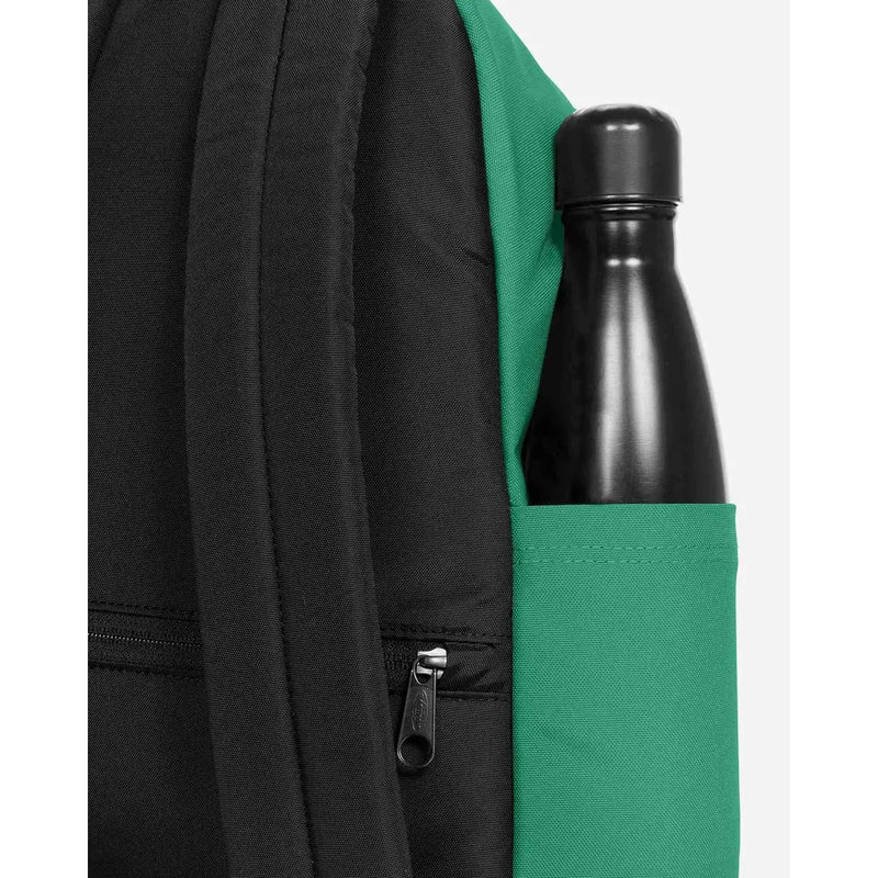Eastpak Herrenrucksack aus grünem Polyamid mit Reißverschlusstasche und einer schwarzen Wasserflasche in der Seitentasche