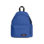 Ein leuchtend königsblauer Eastpak-Herrenrucksack aus Polyamid mit schwarzen Reißverschlüssen und passendem top handhaben