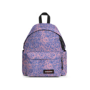 Ein pink-lila Eastpak-Rucksack mit Leopardenmuster, schwarzen Reißverschlüssen und top Griff aus Polyamid