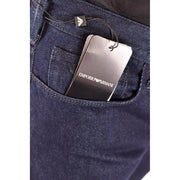 Emporio Armani Herrenjeans aus dunkelblauem Denim mit schwarzem Armani-Etikett am Bund, Vorderansicht