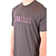 Graues Herren-T-Shirt aus Baumwolle von Emporio Armani mit auffälligem pink-weißem Markenlogo und kleinerem Text darunter