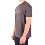 Graues Herren-T-Shirt aus Baumwolle von Emporio Armani mit dunkelgrauem Farbton und pinkfarbenem Kea-Markenlogo auf der Brust.