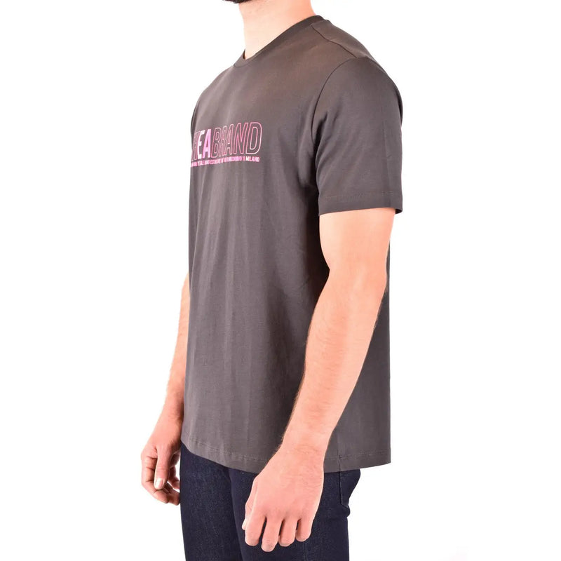 Graues Herren-T-Shirt aus Baumwolle von Emporio Armani mit dunkelgrauem Farbton und pinkfarbenem Kea-Markenlogo auf der Brust.