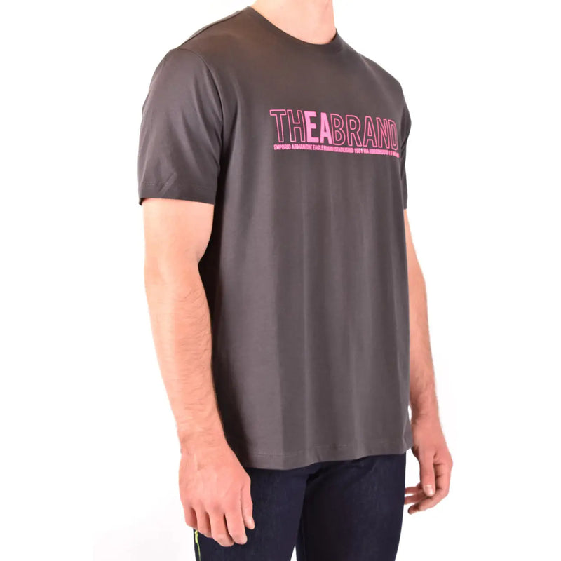 Graues Herren-T-Shirt von Emporio Armani aus Baumwolle mit auffälligem pinkfarbenem Markenlogo auf der Brust.