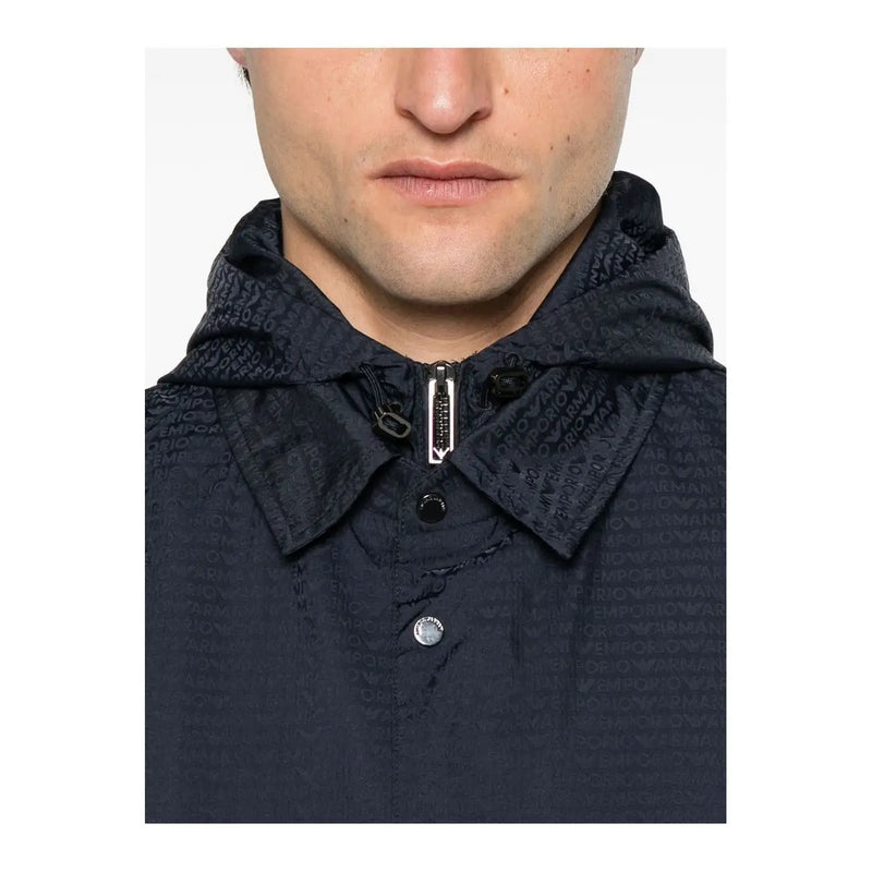 Dunkelblaue Emporio Armani Herrenjacke mit dezentem, sich wiederholendem Logomuster, Reißverschluss vorne, Polyamid, Frühjahr/Sommer-Design