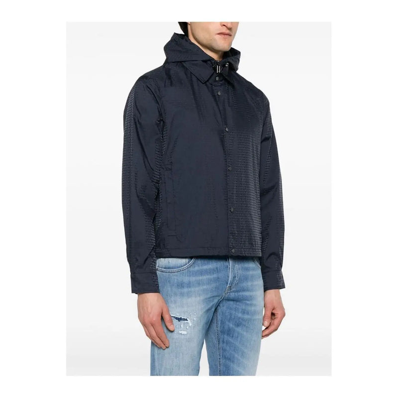 Marineblaue Herren-Kapuzenjacke von Emporio Armani mit Knopfleiste und dezent strukturiertem Polyamid-Gewebe – ideal für Frühling und Sommer.