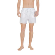 Weiße Herren-Badeshorts von Emporio Armani aus Polyester mit Spitze, Kordelzug im Bund und dezentem Logo am rechten Bein.