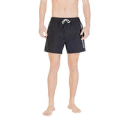 Emporio Armani Herren-Badeshorts aus schwarzem Polyamid mit weißem Kordelzug und vertikalem Markenlogo an der Seite