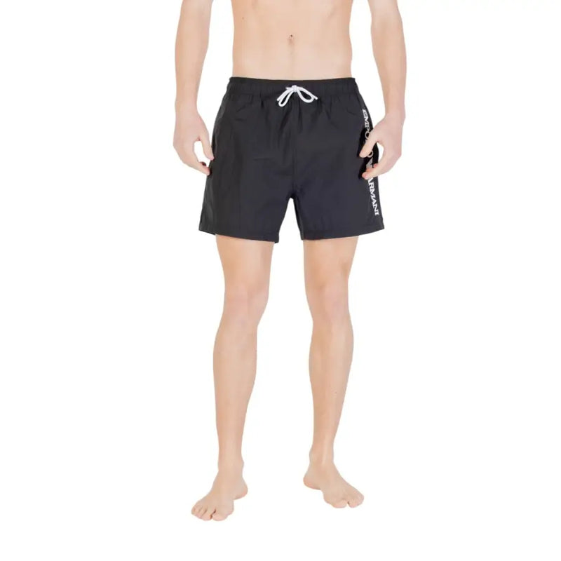 Emporio Armani Herren-Badeshorts aus schwarzem Polyamid mit weißem Kordelzug und vertikalem Markenlogo an der Seite