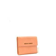 Eine pfirsichfarbene Geldbörse aus Korallenleder für Damen von Emporio Armani mit goldfarbenem Logo-Emblem auf der Vorderklappe