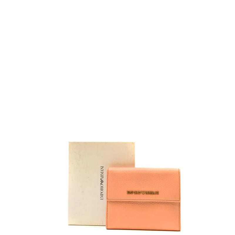 Eine pfirsichfarbene Ledergeldbörse mit goldfarbenem Emporio Armani Logo-Emblem, entworfen für Damen mit Fächern