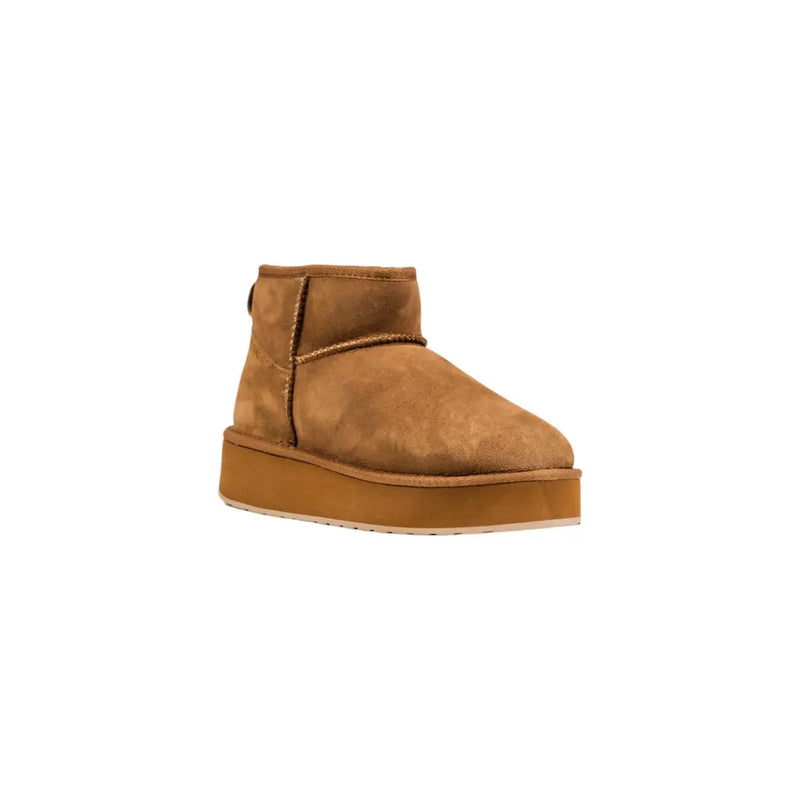 Emu Australia women leather ankle boots in beige with tan suede and thick platform sole visible from the back side